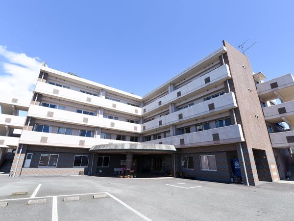 明るい日差しのエントランス