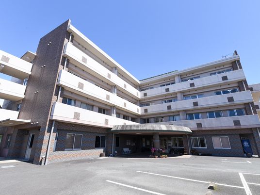 多階層の明るい建物エントランス