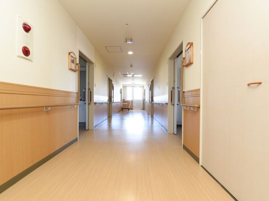 明るく清潔な廊下