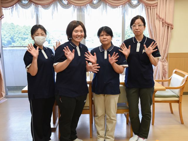 明るい表情のスタッフ達 施設スタッフ 笑顔で手を振るスタッフ達が、温かい雰囲気を醸し出しています。心地よい職場での働き方をご一緒しませんか。