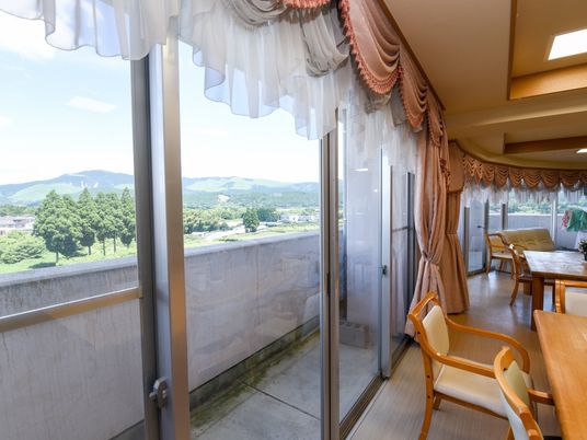 窓からの景色が明るい部屋