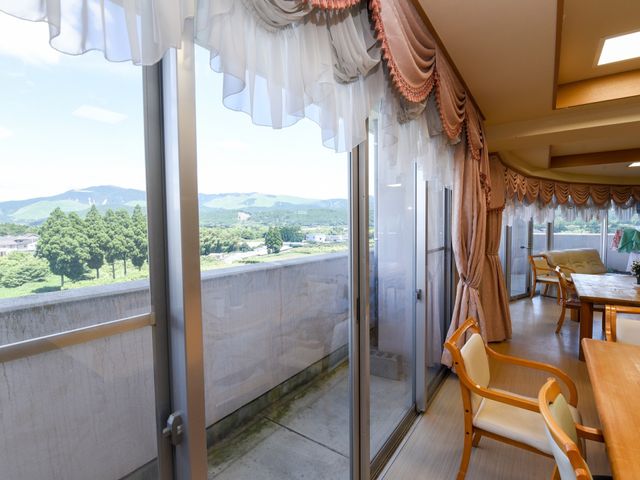 窓からの景色が明るい部屋 ベランダ 窓際のテーブルが並ぶ部屋は、自然光がたっぷりと入り、開放感にあふれています。ここでのお仕事は、穏やかな環境のなかで行えます。