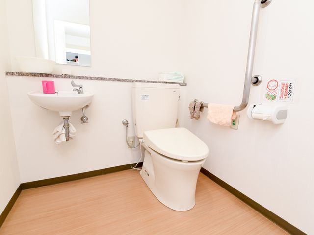 バリアフリー設計のトイレ トイレ 手すり付きで安全に配慮された清潔なトイレ空間です。快適な使い心地を大切にしています。