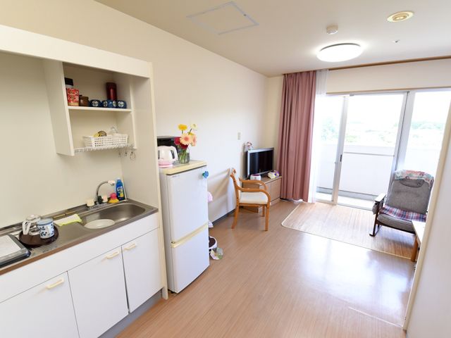 居心地の良い居室 居室 明るく開放感のある空間で日々を過ごせます。キッチン付きで自由にお食事も作れ、自宅のような快適さをご提供しています。