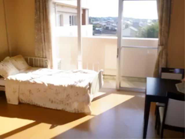 陽光溢れる快適な居室 居室 窓からの自然光が差し込む居室で、快適な日々を過ごすことができます。窓辺のテーブルはくつろぎや読書の時間にぴったりです。
