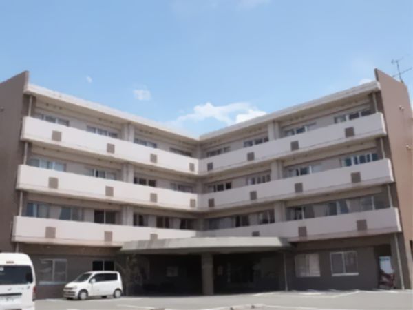 明るい日差しの外観