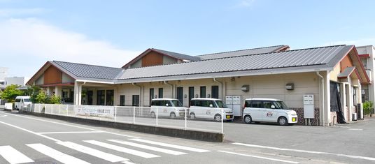 広々とした建物外観