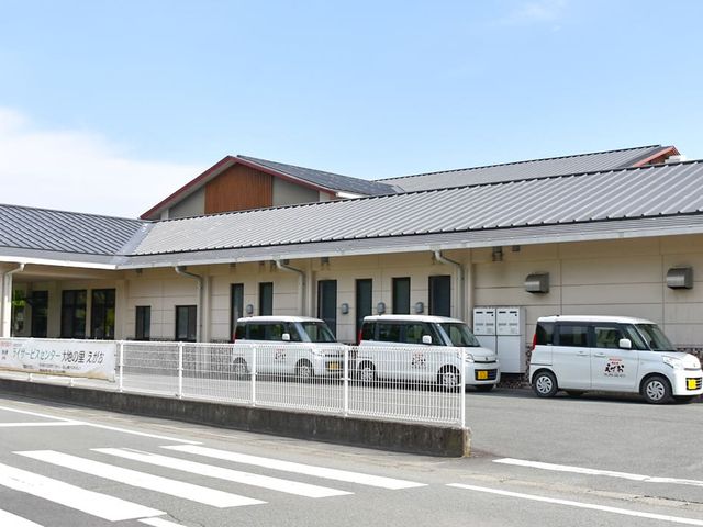 広々とした建物外観 外観 優しい色合いの建物は、利用者やスタッフにとって親しみやすい環境を提供します。