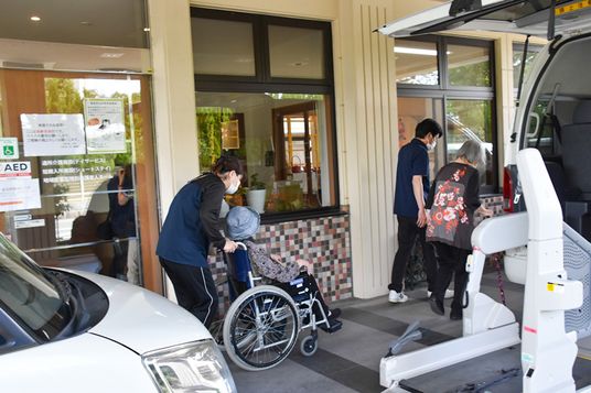 車椅子での移動支援が行われているエントランス