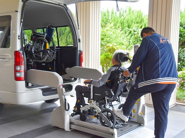 車椅子対応の乗降 エントランス 車椅子利用者の安全な乗降が簡単にできる施設です。介護職のサポートが充実しています。
