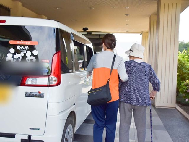 送迎サービスのエントランス エントランス 快適で安心な送迎サービスを提供しています。介護が必要な方にも優しい設計です。
