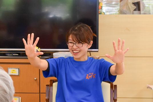 楽しそうに指導するスタッフ