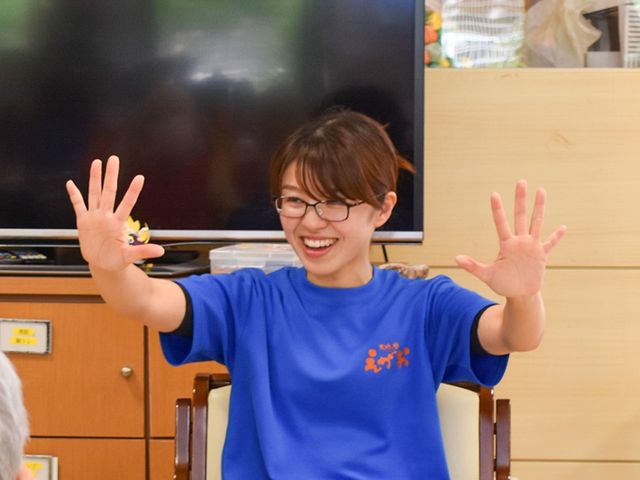 楽しそうに指導するスタッフ スタッフイメージ 笑顔のスタッフが、リラックスした雰囲気でご利用者と親しく交流しています。