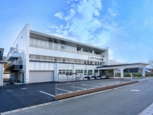 白い建物の外観  