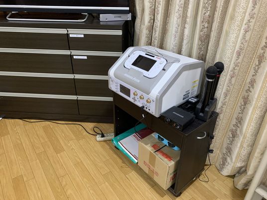 音響機材がある室内