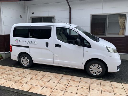 白い車両の屋外