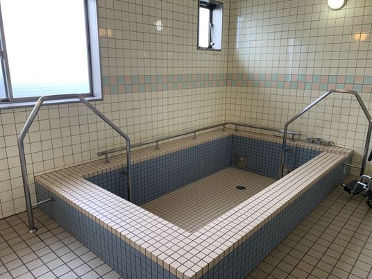 窓のある浴槽