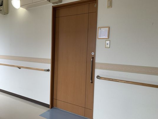 落ち着いた居室の廊下