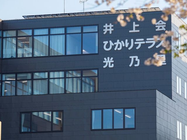 窓が多い外観 外観 多くの窓が特徴の建物で、自然光を採り入れています。縁側のような雰囲気も感じられます。