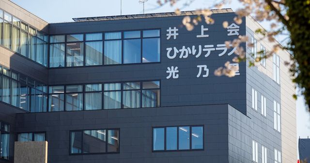 窓が多い外観 外観 多くの窓が特徴の建物で、自然光を採り入れています。縁側のような雰囲気も感じられます。