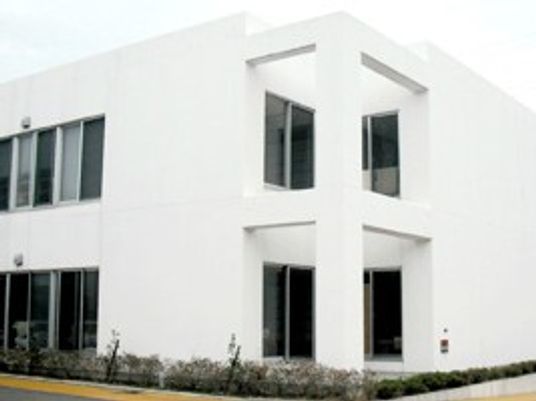 白い建物の外観  