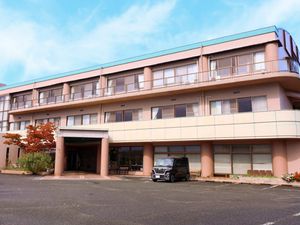 外観の3階建て建物  