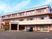 外観の3階建て建物  