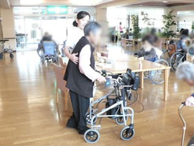 明るい広間 リビング 広々とした明るい空間で、ゆったりとした時間を過ごせます。周囲のサポートも充実しています。