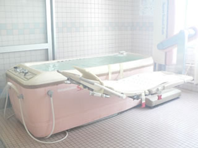 明るい浴室の様子 浴室 自然光が差し込む明るい浴室で、清潔な設備が整っています。快適に利用できる環境です。