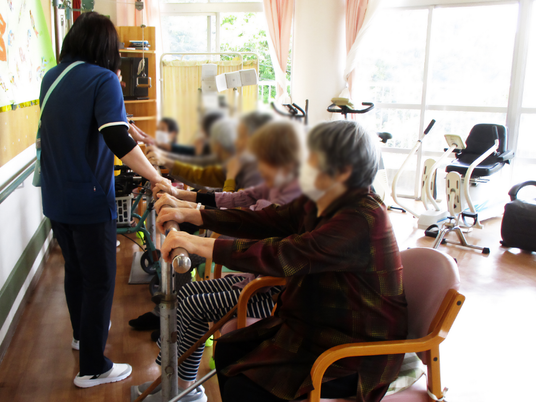 訓練に励む人々の部屋