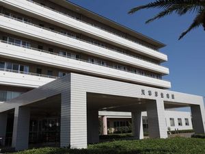 施設の外観と玄関  
