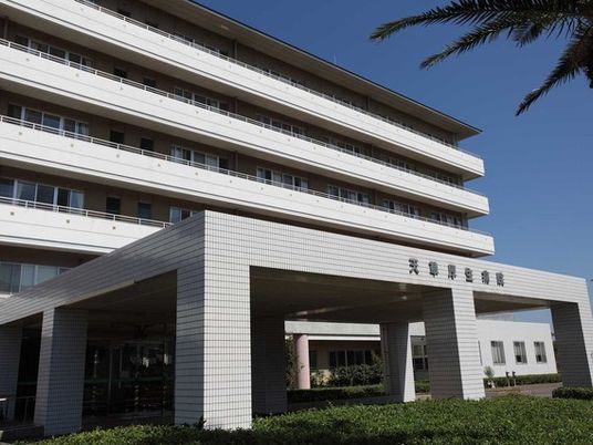 施設の外観と玄関  