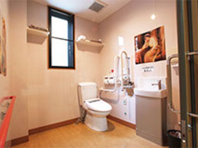 手すり付きトイレ トイレ 安全な使い心地を追求したトイレで、手すりや広々とした空間がひときわ目を引きます。