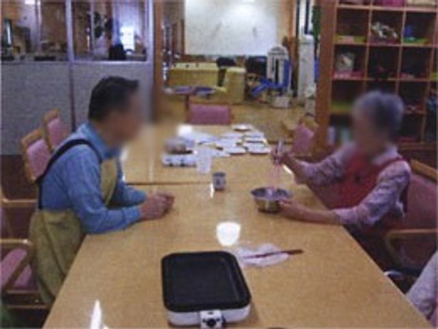 明るい共有スペース ダイニングルーム 自然光が差し込む明るい空間で、利用者同士が和やかに会話を楽しんでいます。