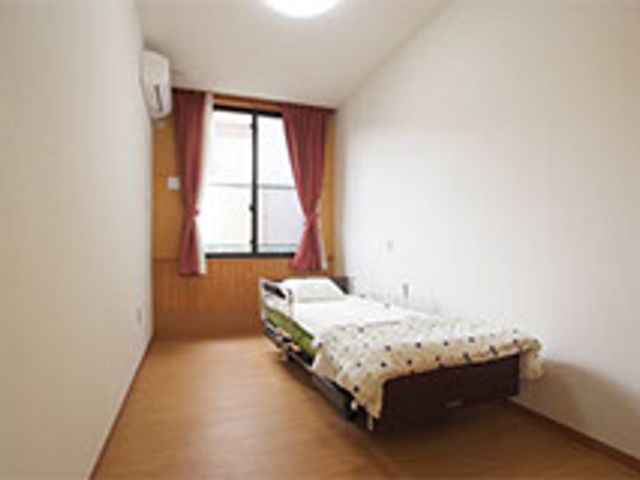 ゆとりのある居室 居室 広々とした個室は、心地よい日差しが差し込む窓と共に、ゆったりとした時間を過ごせる空間です。