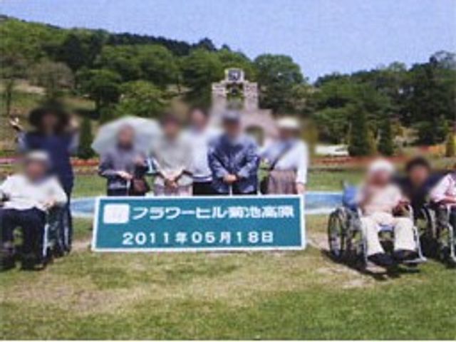イベント参加者たちの様子 庭 美しい庭で、多くの方々が交流を楽しんでいます。車椅子の利用者も気軽に集えます。