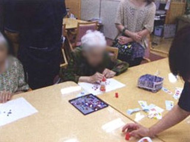 アクティビティ中の様子 内観 さまざまな活動を通して、楽しく交流できる空間です。スタッフと一緒に手作業を楽しんでいます。