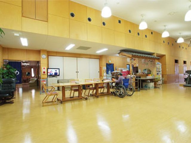 落ち着いた雰囲気の居室 居室 ゆったりとした空間で、個人の時間を大切にできる居室です。窓からは自然光が差し込み、明るく暖かい印象を受けます。