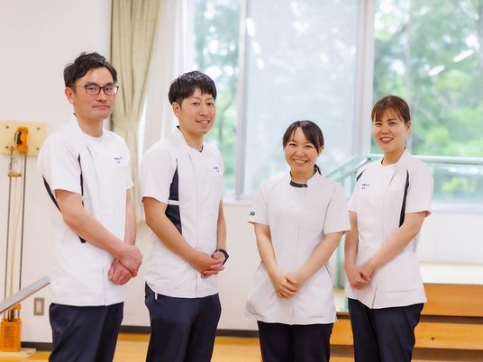スタッフが並ぶ明るい室内  