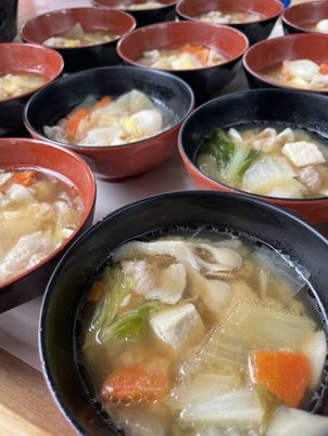 温かい食事の器