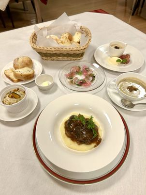 温かい料理のテーブル