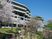 桜が咲く施設の外観