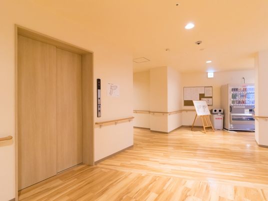 廊下と掲示物の空間