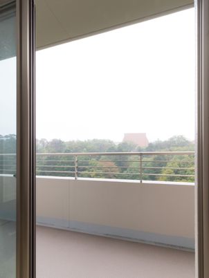 開放的なバルコニーの風景