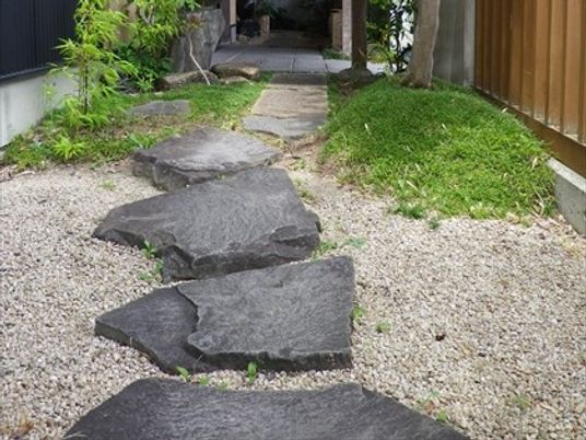 庭の飛び石と緑の通路  