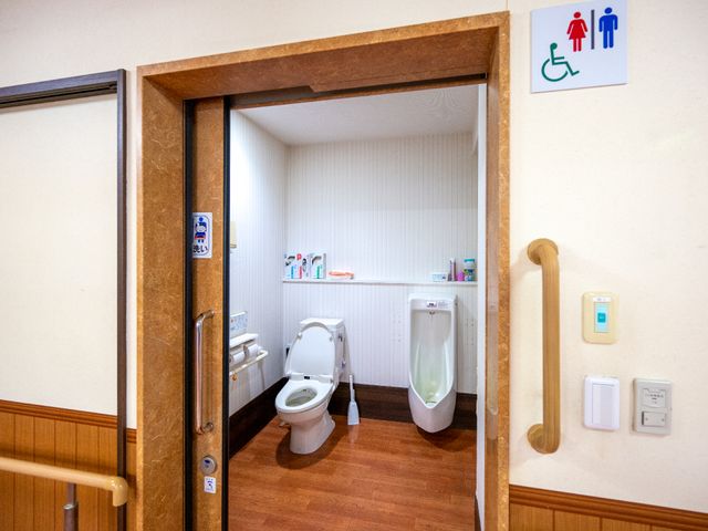 清潔なトイレの様子 トイレ 優れた手すり配置で安全を支えるトイレ空間です。明るく清潔感のある環境が整っています。