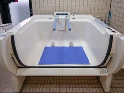 手すり付き浴槽