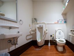 手すり付き清潔なトイレ