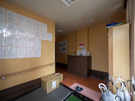 掲示物貼られた壁と受付