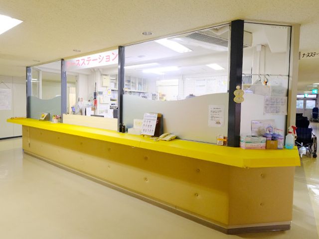 スタッフがいるカウンター フロント 明るい空間のスタッフカウンターです。スタッフが利用者をサポートしています。
